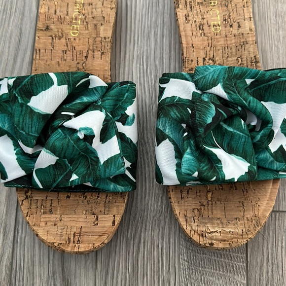 Restricted palm tree leaves sandals NWOT - Picture 2 of 6